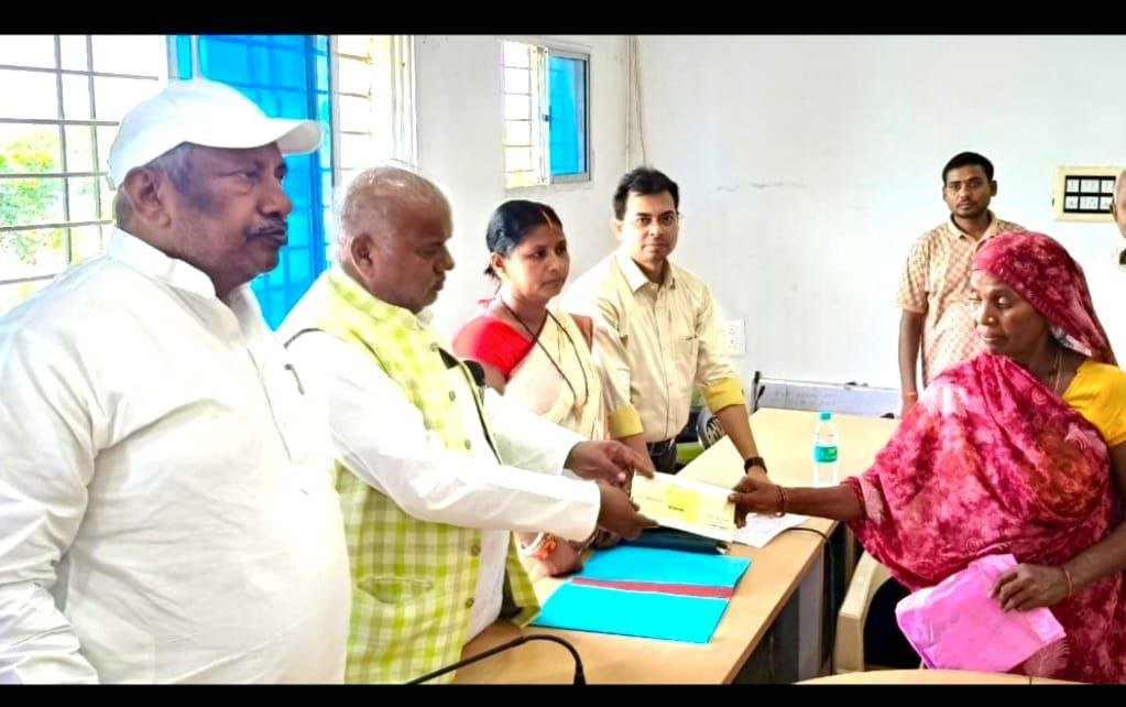 Dependents of five deceased received cheques under the Family Benefit Scheme, distributed by Minister and MP