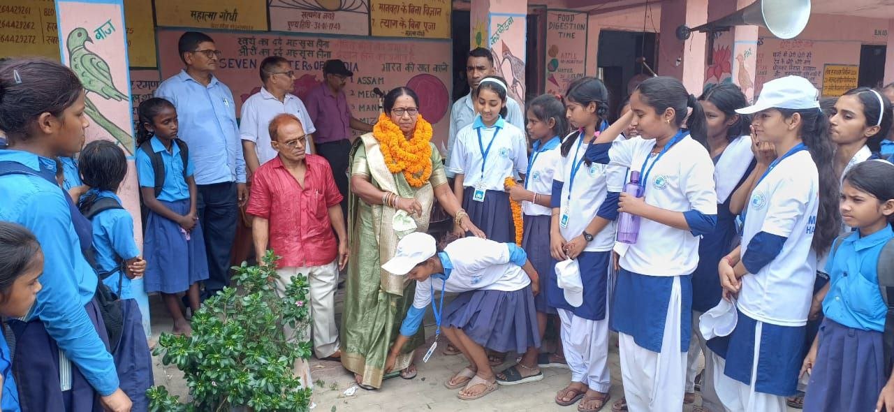 Teacher Sunita Sinha was given an emotional farewell at MV Gonawan in Harnaut