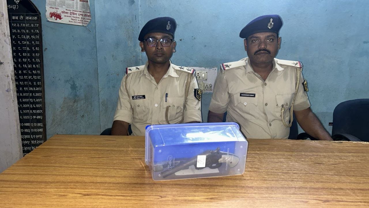Two illegal country-made pistols recovered from Dharm Yadav's house, Bihar police station took action
