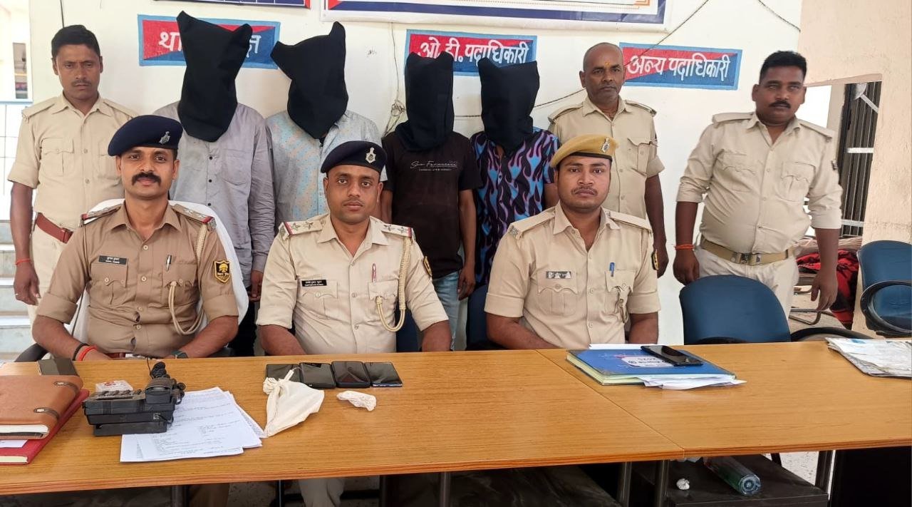 Police solved the robbery case within 24 hours, four criminals arrested, weapons and looted mobile recovered