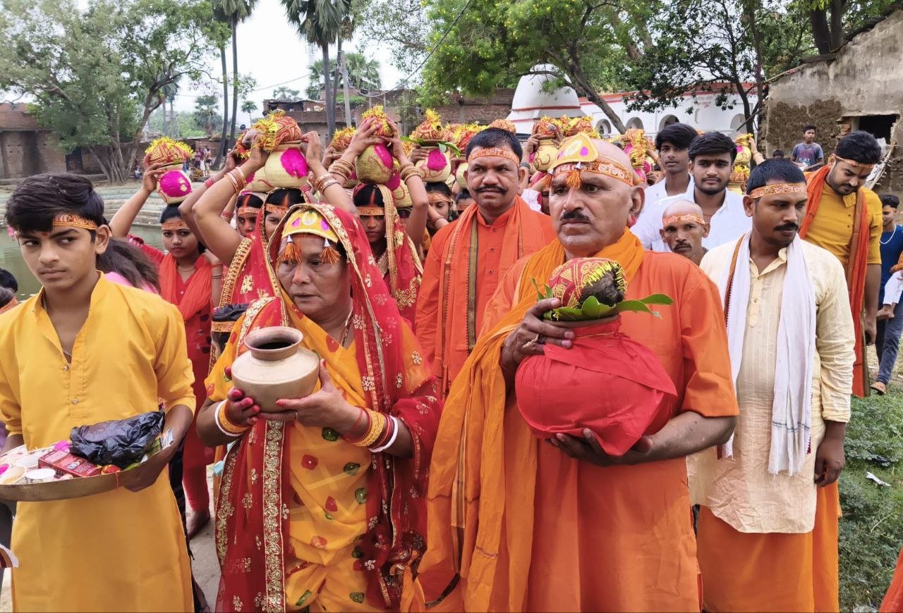 24 hours of continuous kirtan started in Bhatu Vigha village, "Jai Mata Di" chants resonated from the Kalash Yatra