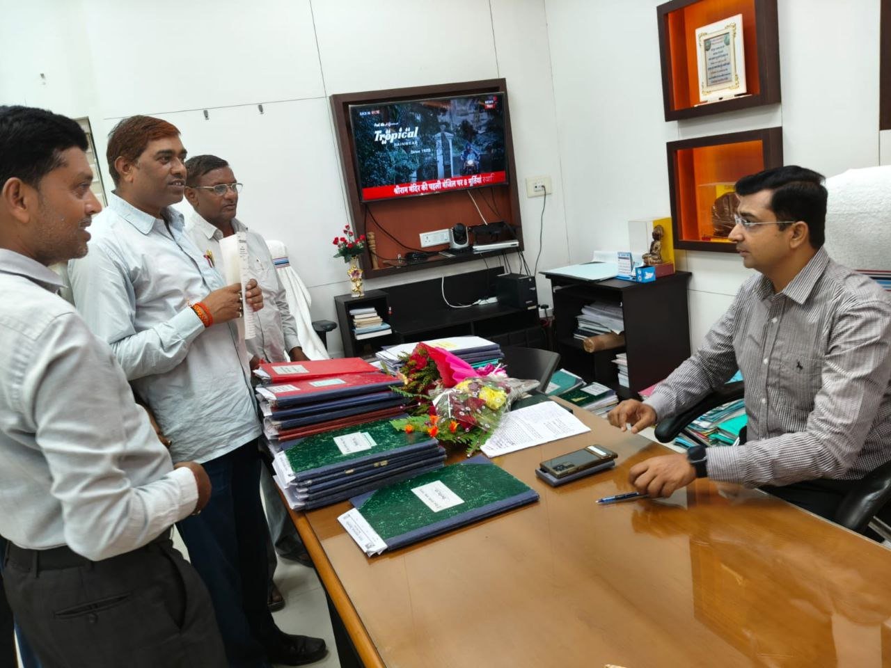 The newly appointed DM Kundan Kumar was honored by the teachers' union and made aware of the problems related to education