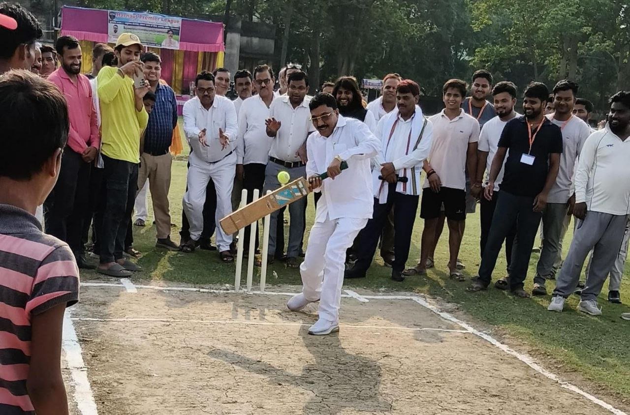 Cricket tournament starts with enthusiasm in Harnaut Nagar Panchayat, Roshan Eleven wins the inaugural match