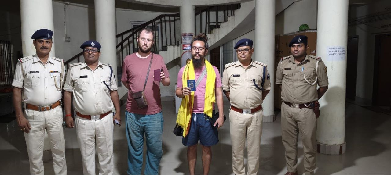 Foreign tourists stranded in the forests of Ratnagiri mountains, police conducted rescue operation