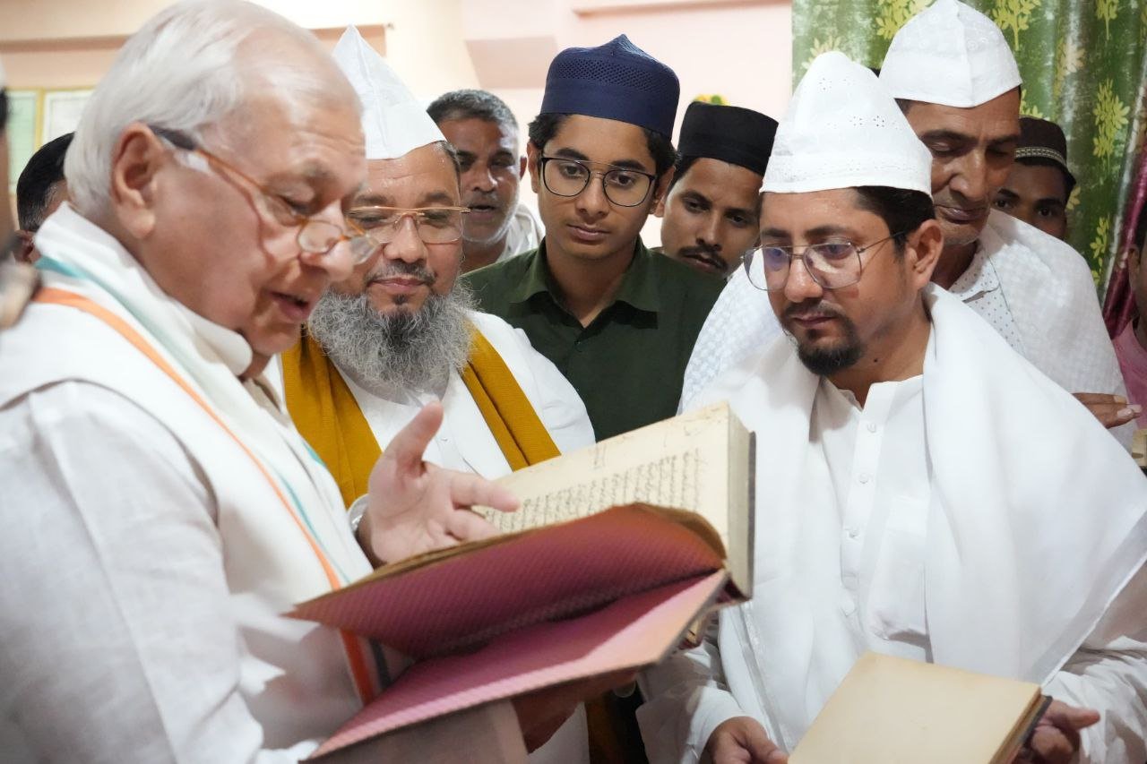 Governor Arif Mohammad Khan reached the house of Maulana Ali Arshad Sharifi and met his family members, offered chadar at the tomb and prayed for peace