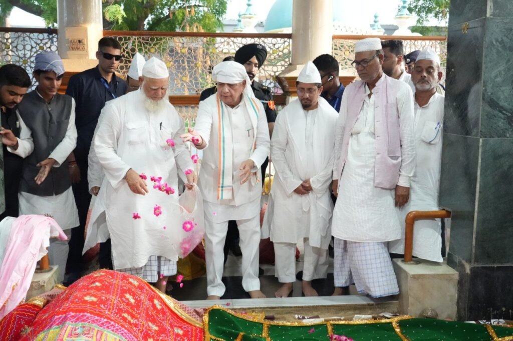Governor Arif Mohammad Khan reached the house of Maulana Ali Arshad Sharifi and met his family members, offered chadar at the tomb and prayed for peace