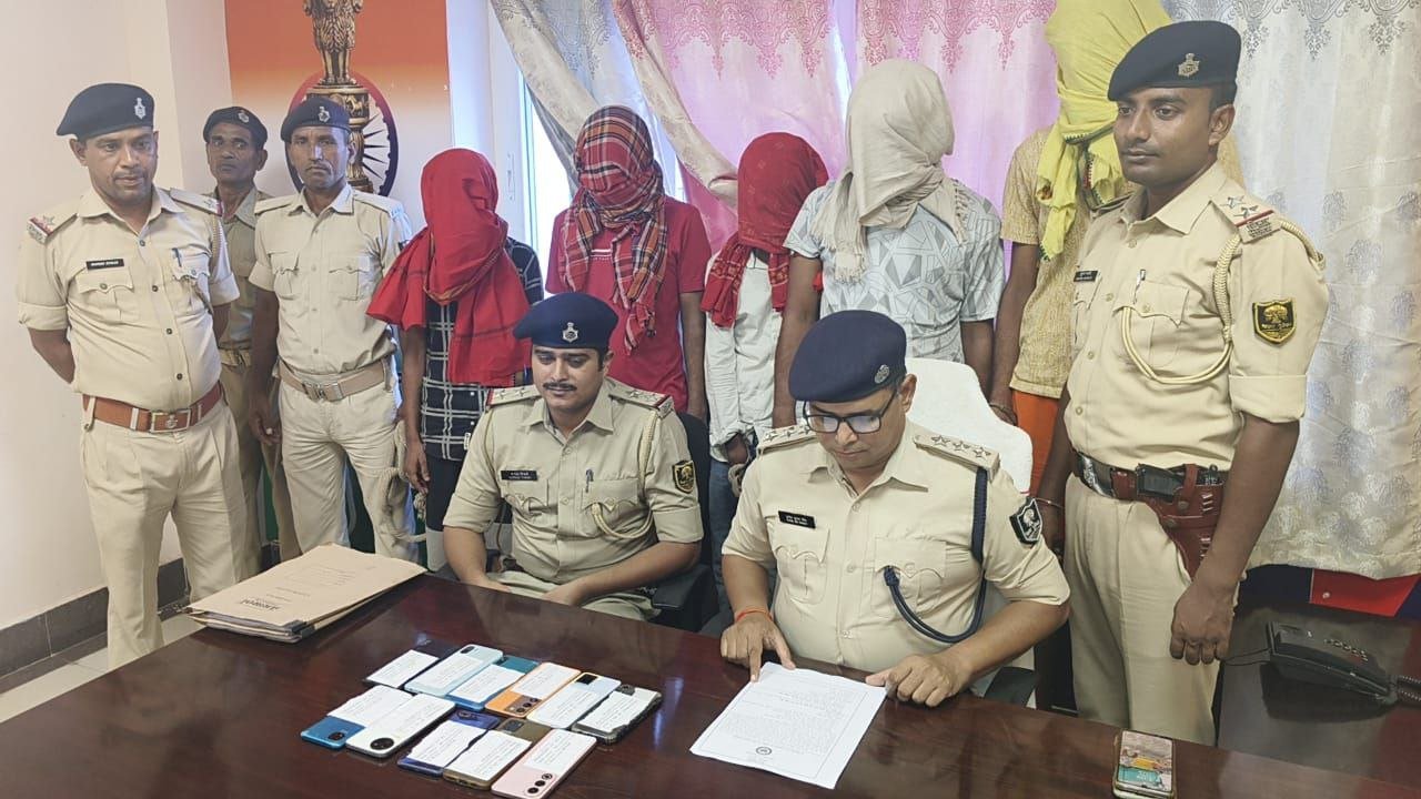 Big police action in Qatrisarai, five cyber thugs arrested, 11 Android mobiles recovered