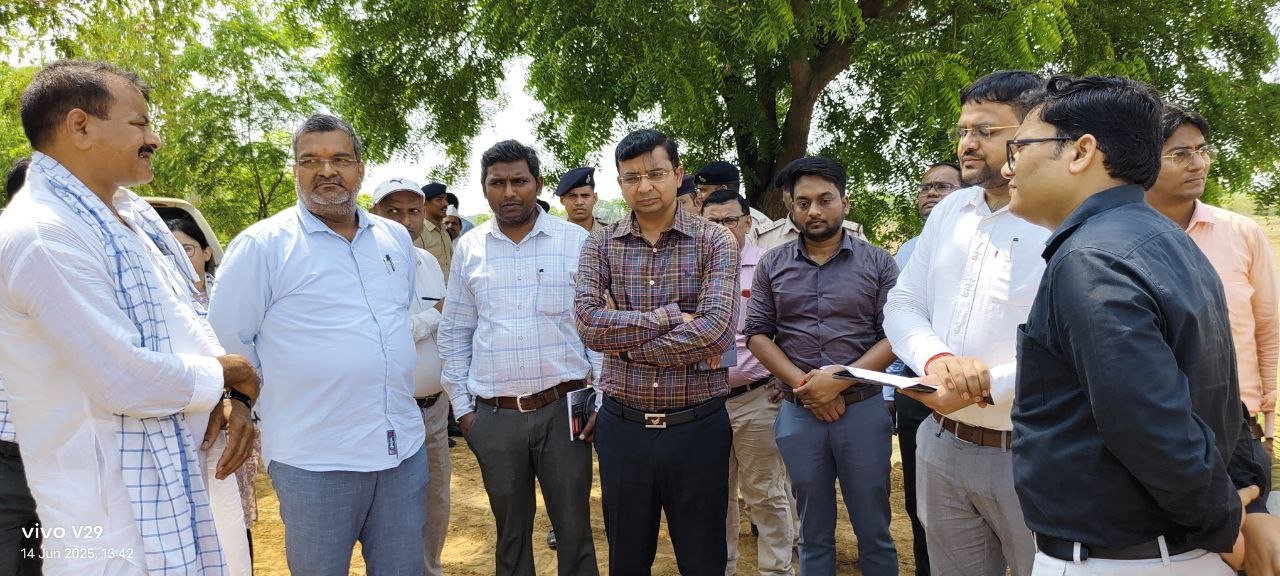 District Magistrate inspected the Lokain river embankment repair work and gave necessary instructions