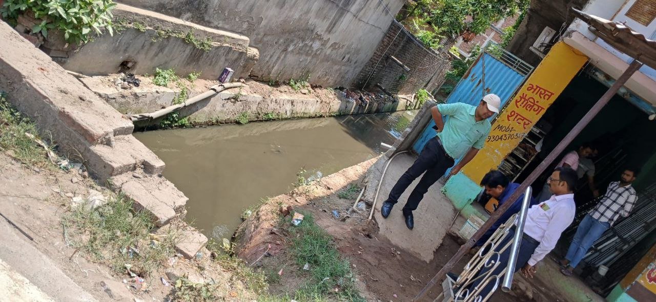 Municipal commissioner inspected the trench area, gave instructions to solve the drainage problem