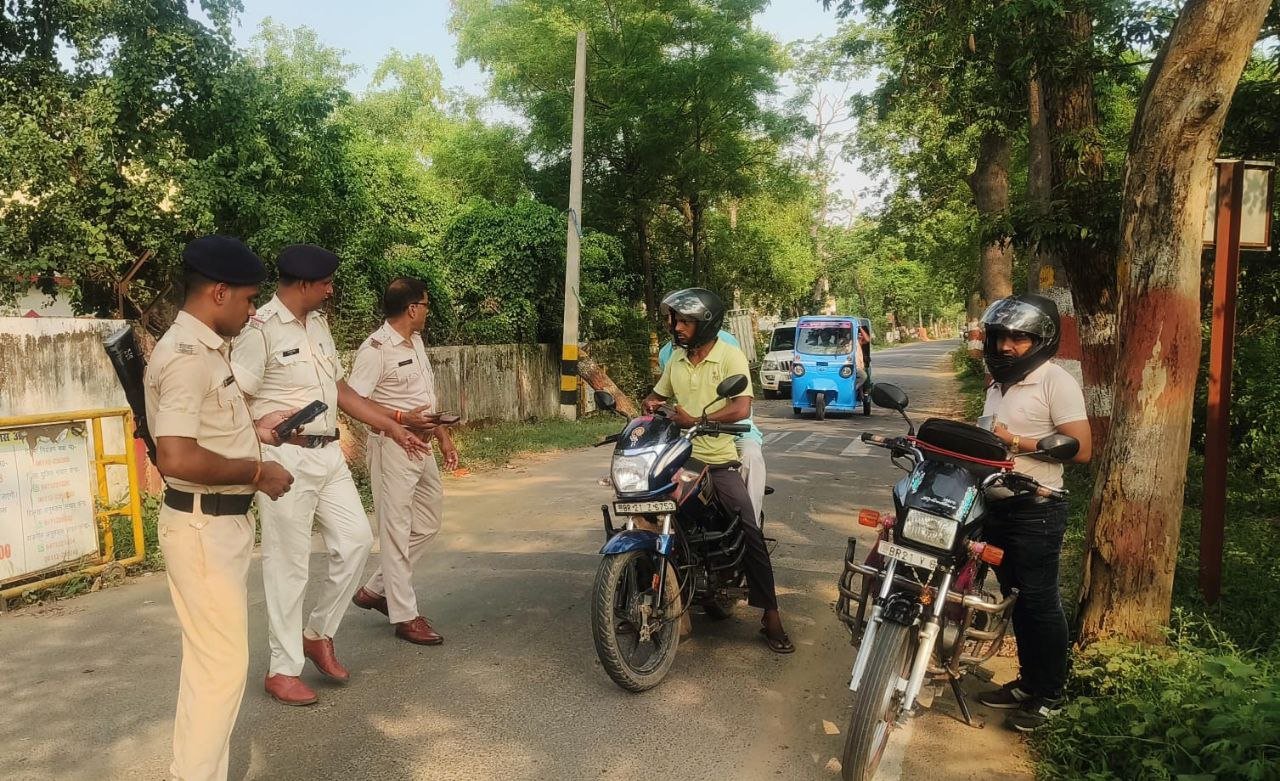 Intensive vehicle checking campaign in Tharthari, drivers in panic due to thorough checking of documents