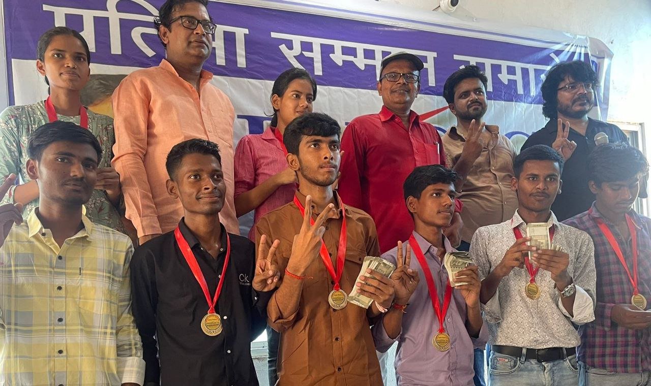Unique initiative of Genius Factory in Hilsa: Students who scored more than 85% marks were felicitated and their fees were returned