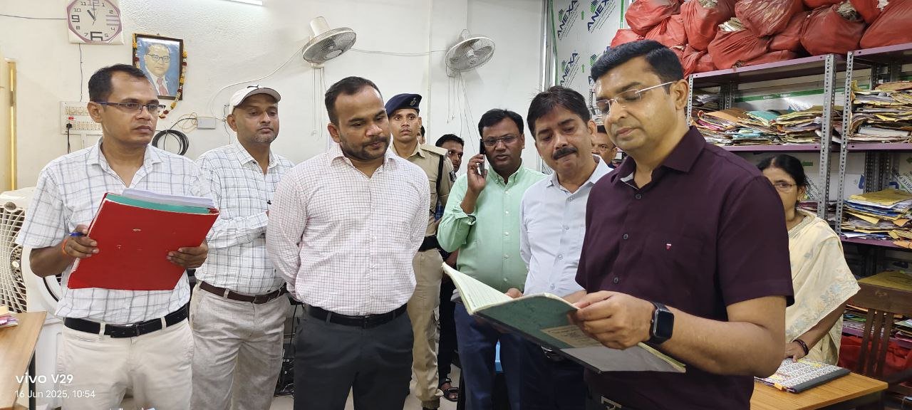 DM did a surprise inspection of the offices located in the Collectorate, gave instructions to improve the working style