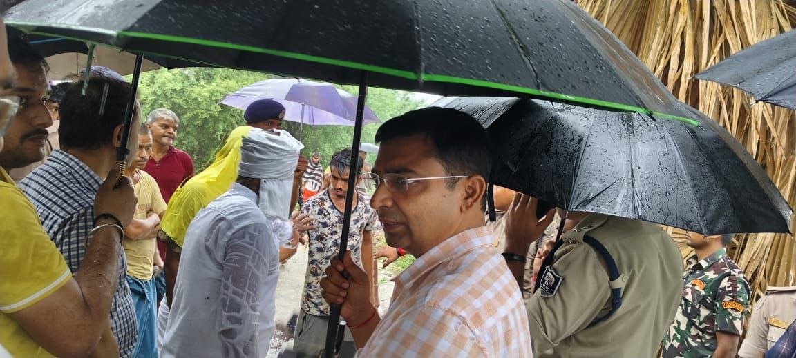 DM-SP inspected the embankment and road erosion in Beldari Vigha, directed to speed up the relief work