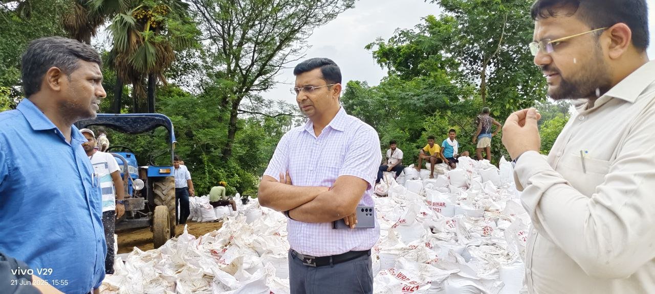 Preparations to deal with floods are in full swing, District Magistrate inspected the embankment and connecting road repair work