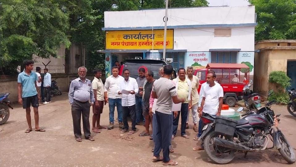 Villagers angry over garbage dumping on river bank opened protest, sent a message of help to Chief Minister and Governor
