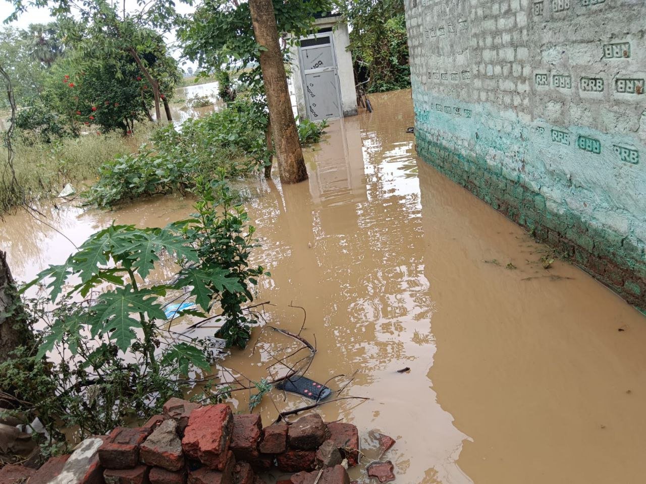 The embankment of Lokayan river broke, flood water entered dozens of villages; difficulties increased for farmers and cattle rearers