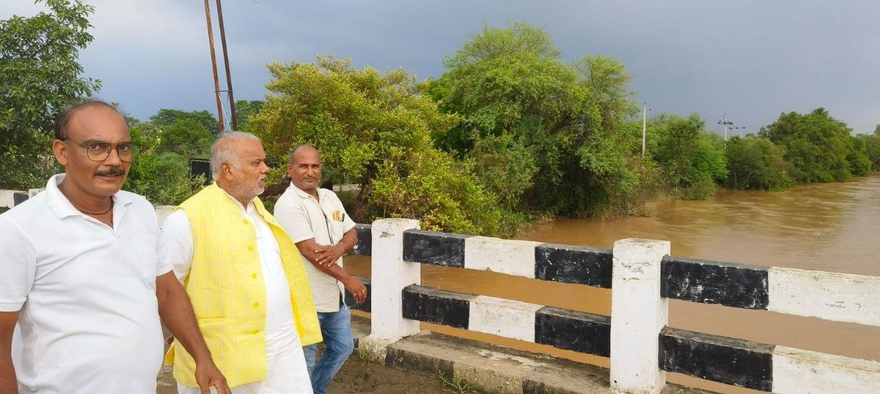 Rural Development Minister Shravan Kumar and MLA Prem Mukhiya visited flood affected Fatehpur, expressed displeasure over negligence in embankment repair