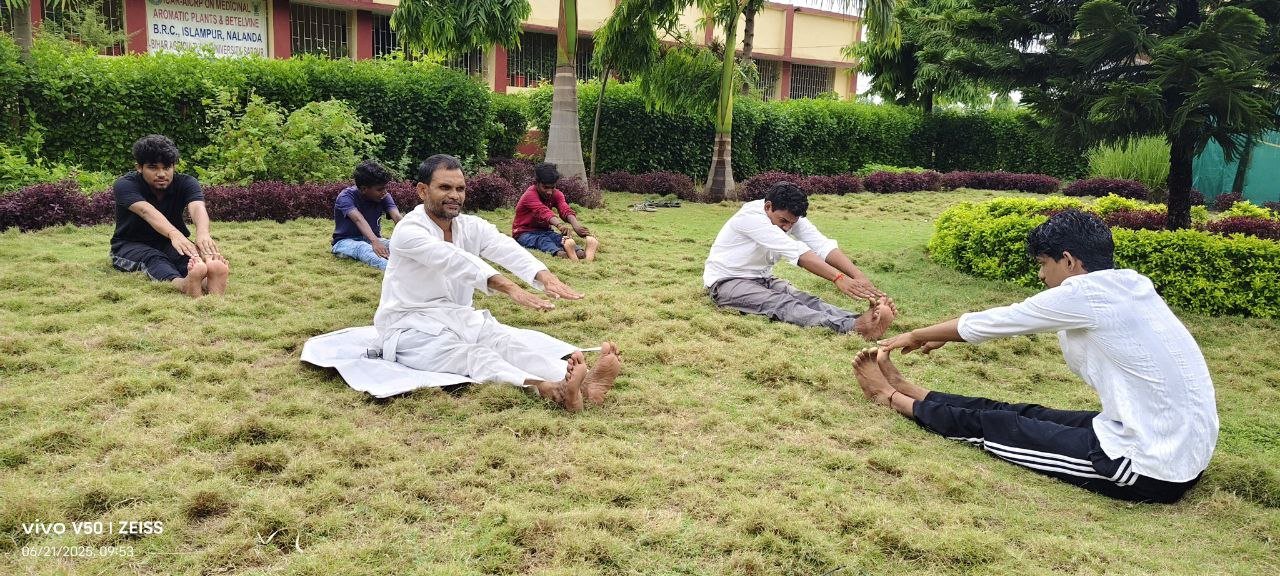 Yoga practice was done in the lap of nature in Islampur on Yoga Day, Dharmendra Chauhan gave the message of health