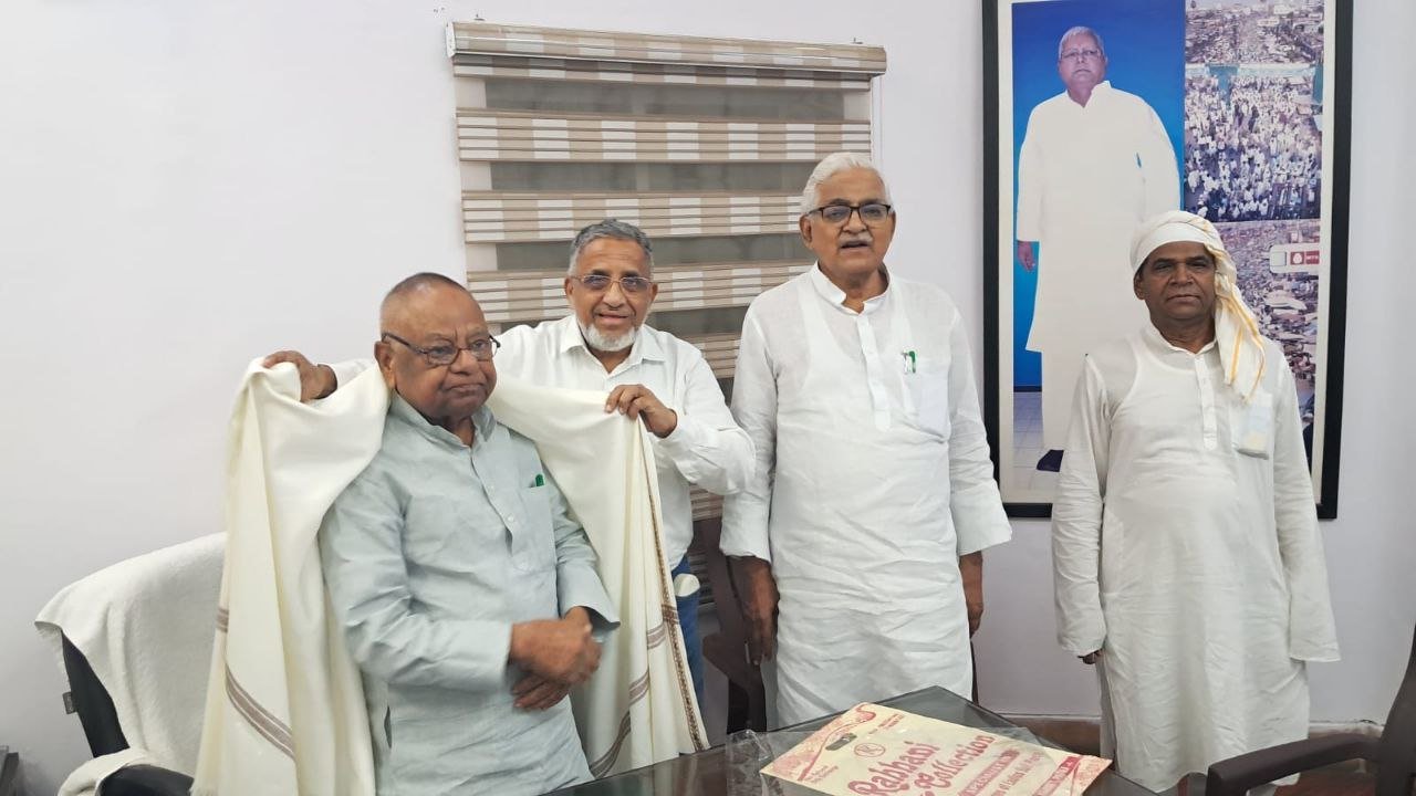 Syed Khalid Nasruddin paid a courtesy visit to RJD state president Mangani Lal Mandal, discussion took place on strengthening the organization