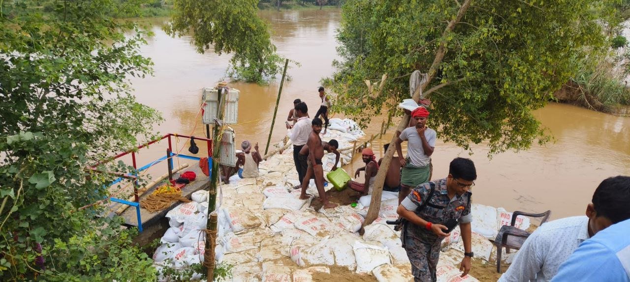 Lokain river embankment broke, flood water spread to new areas of Karaiparsurai, villagers boycotted community canteen