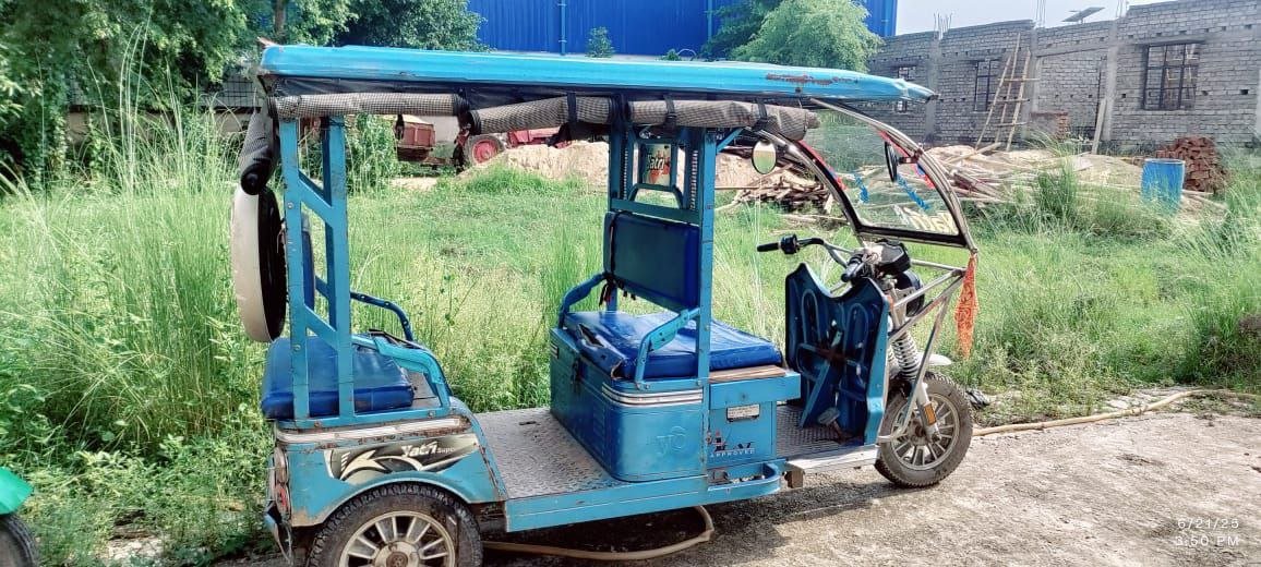One accused arrested with e-rickshaw and battery charge