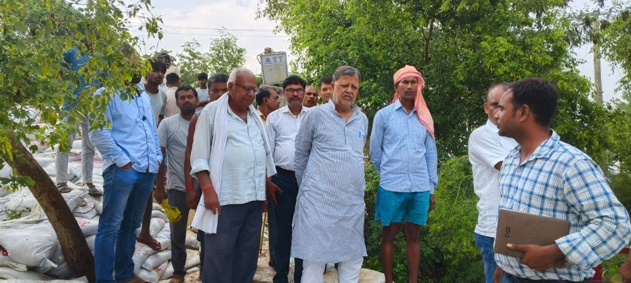 MLA Krishna Murari Sharan inspected the flood affected areas and gave instructions to repair the embankments