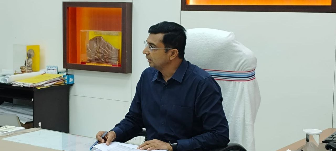 Nalanda DM showed strictness in reviewing Bhaavya program, directed to cut honorarium of health managers with low achievements"