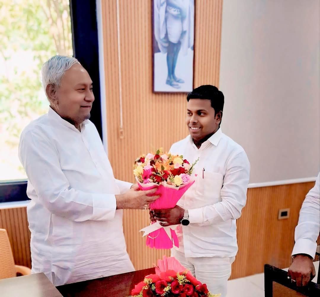 Young JDU leader Vikas Kumar met the Chief Minister regarding the development of Hilsa, raised many important demands including a women's college