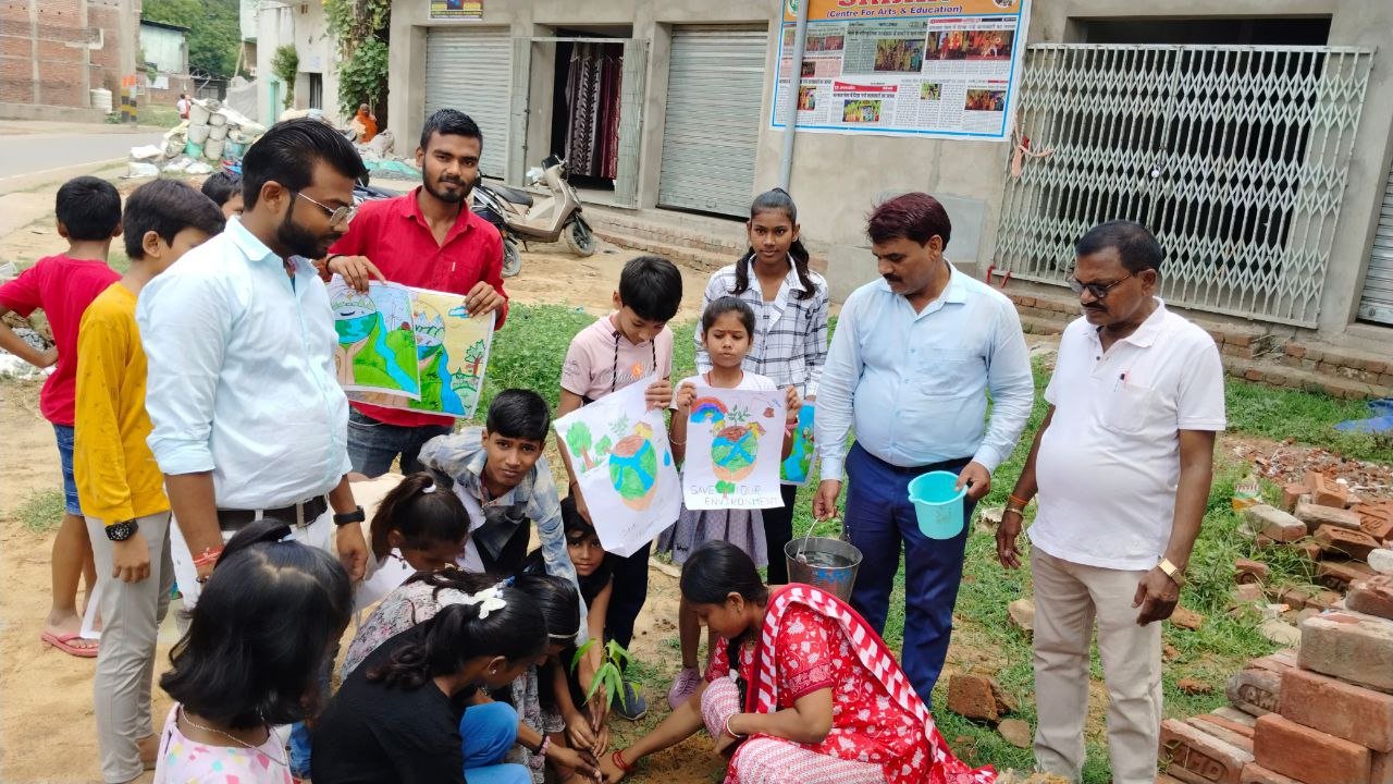 Little artists gave the message of environmental protection through painting and planting trees