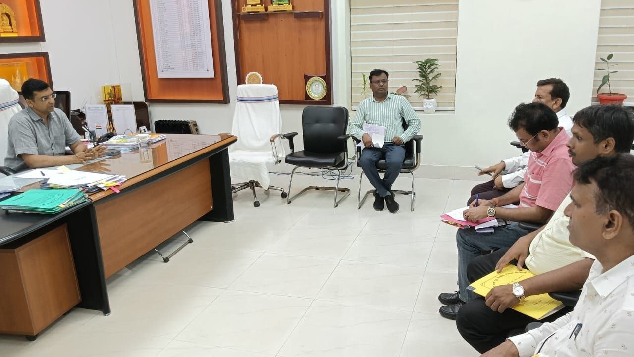 Review meeting of land acquisition works under the chairmanship of DM, instructions for speedy execution of schemes