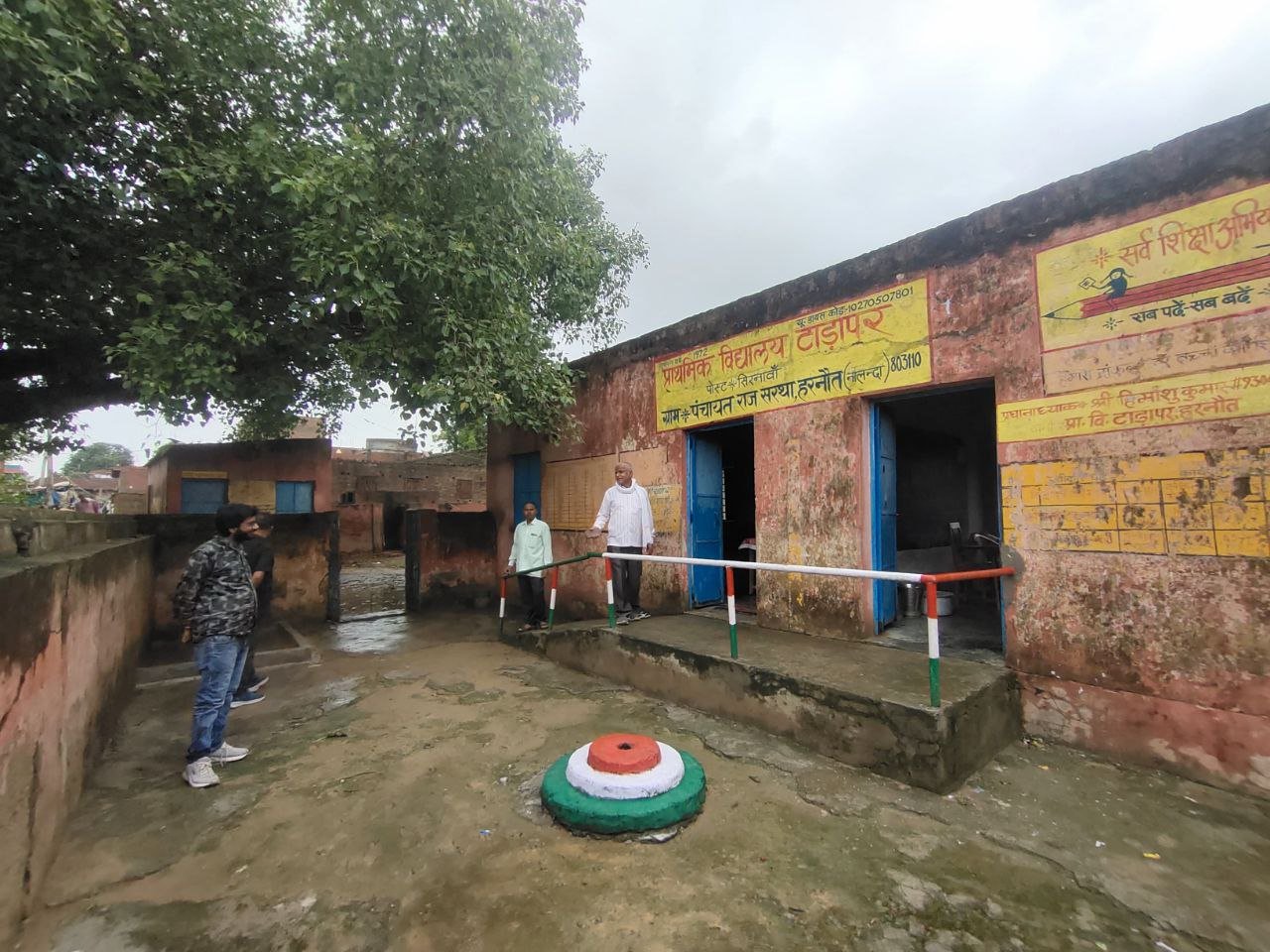 Children forced to study in a dilapidated building, books getting wet due to leaking roof in the rain, education department silent