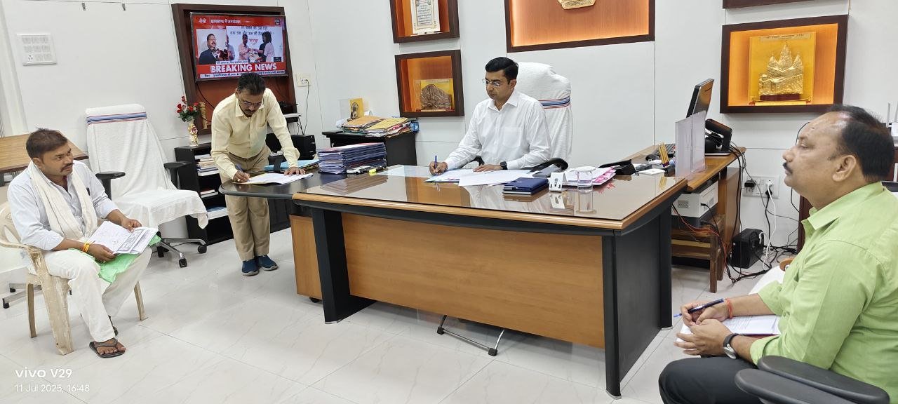 District Magistrate Kundan Kumar heard public grievances, many cases were resolved on the spot