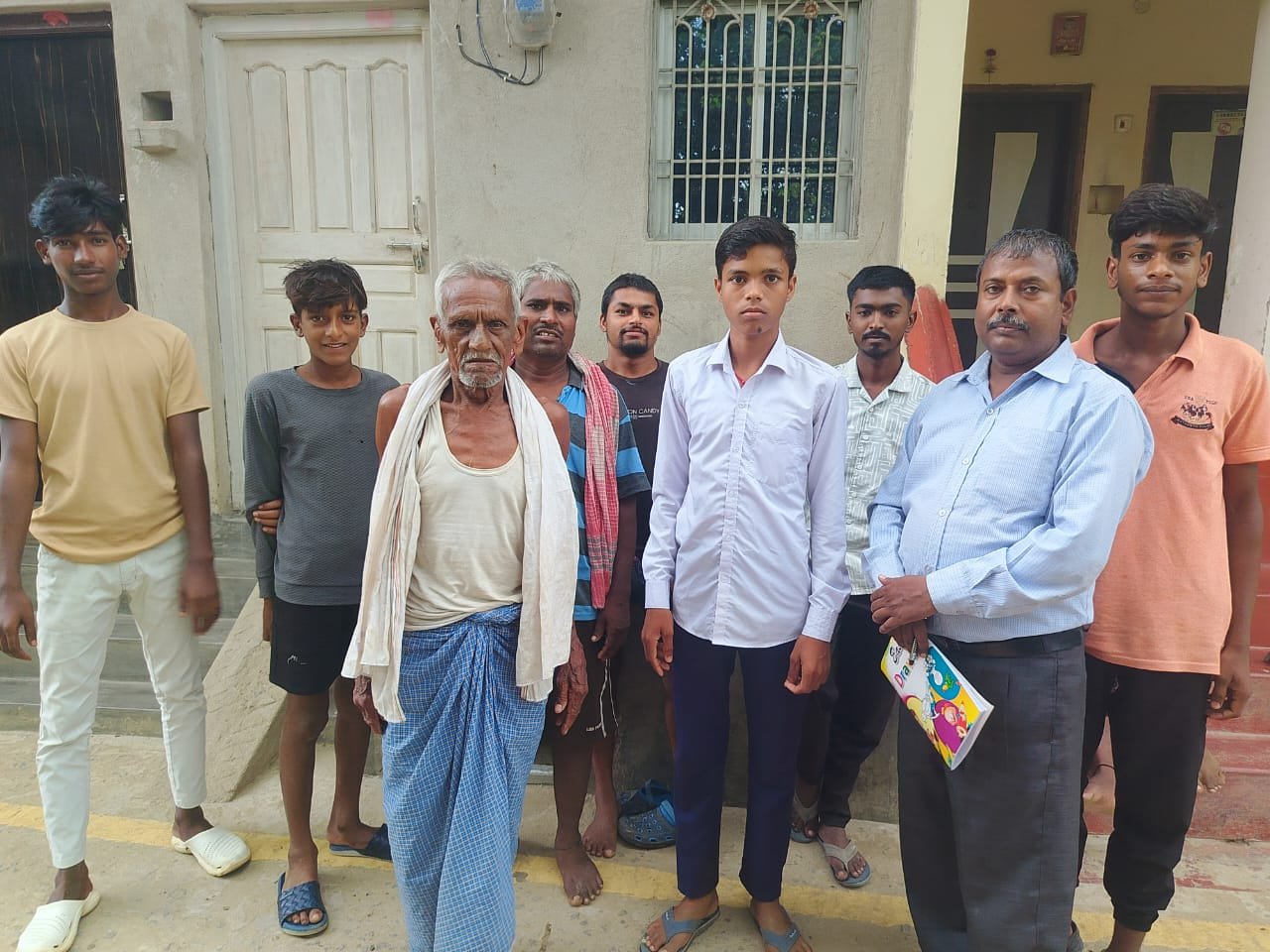 Campaign to improve education: Teachers of government schools are going door-to-door to conduct awareness campaigns