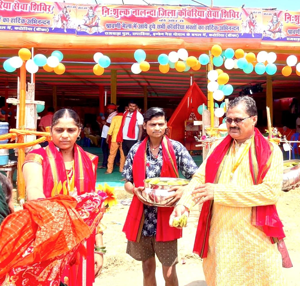 Social worker Arvind Kumar Sinha is dedicated to the service of Kanwariyas, he is serving them by setting up a free service camp in Katoria