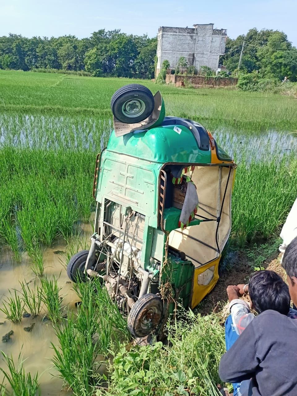 Uncontrolled tempo overturned in Tharthari, two youths injured; one in critical condition, referred