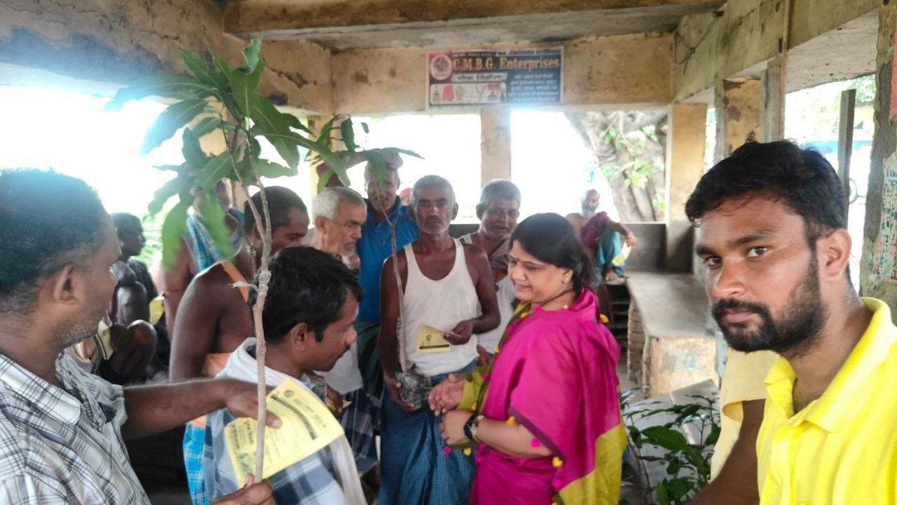 Jan Suraj's district women president Poonam Sinha distributed mango saplings with invitation, Prashant Kishore will address the gathering on August 10