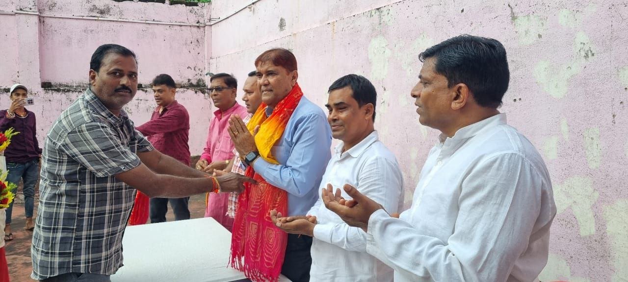 "Minister Dr. Sunil Kumar received a grand welcome in Mathuria Mohalla"