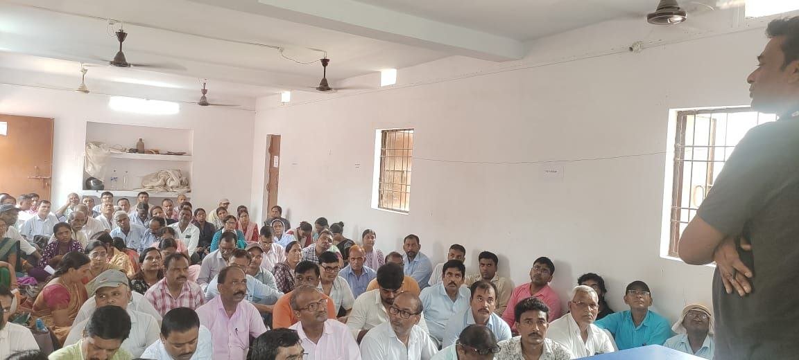 BEO held a review meeting with the headmasters in Harnaut, discussions were held on repair work of schools and enrollment