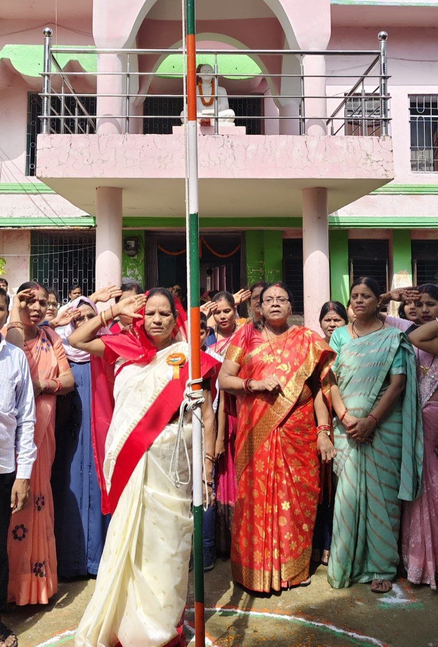 Tricolour was hoisted at Dev Sharan Women's Evening College, homage was paid to the heroes of the freedom struggle