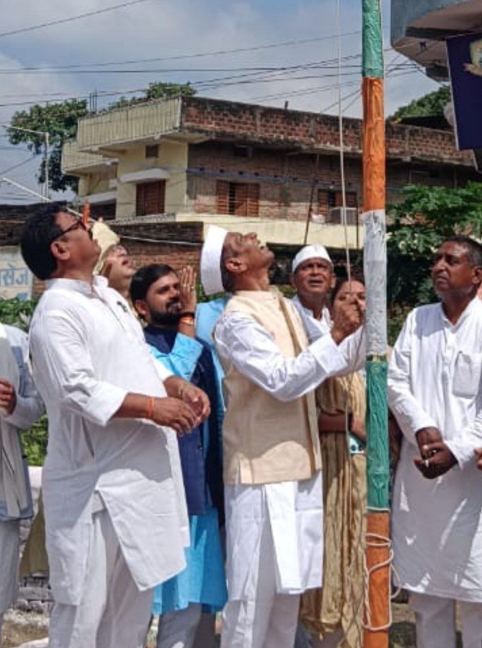 “District Congress President Naresh Prasad Akela hoisted the flag, took a pledge to strengthen the organization with the workers”