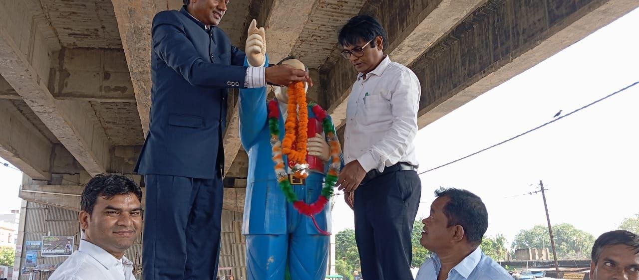 Baba Saheb was remembered in Ambedkar Park on Independence Day, garlanded the statue and pledged to reform the society