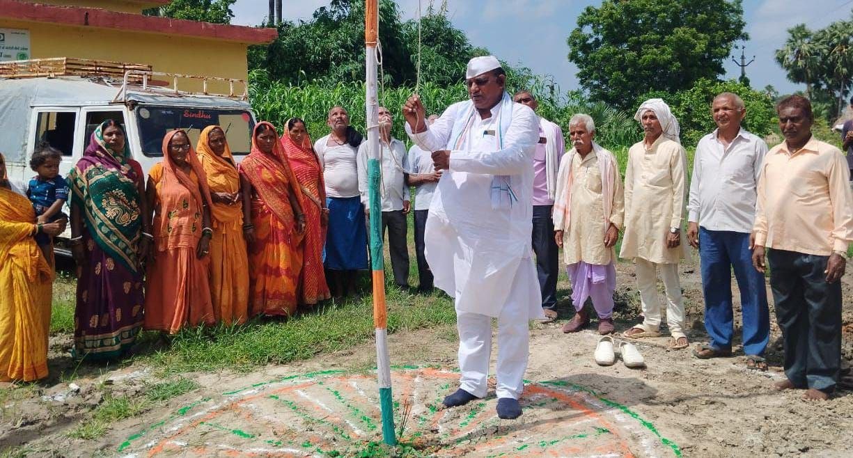 79th Independence Day was celebrated with great enthusiasm in Tharthari, tricolour was hoisted in institutions and panchayats