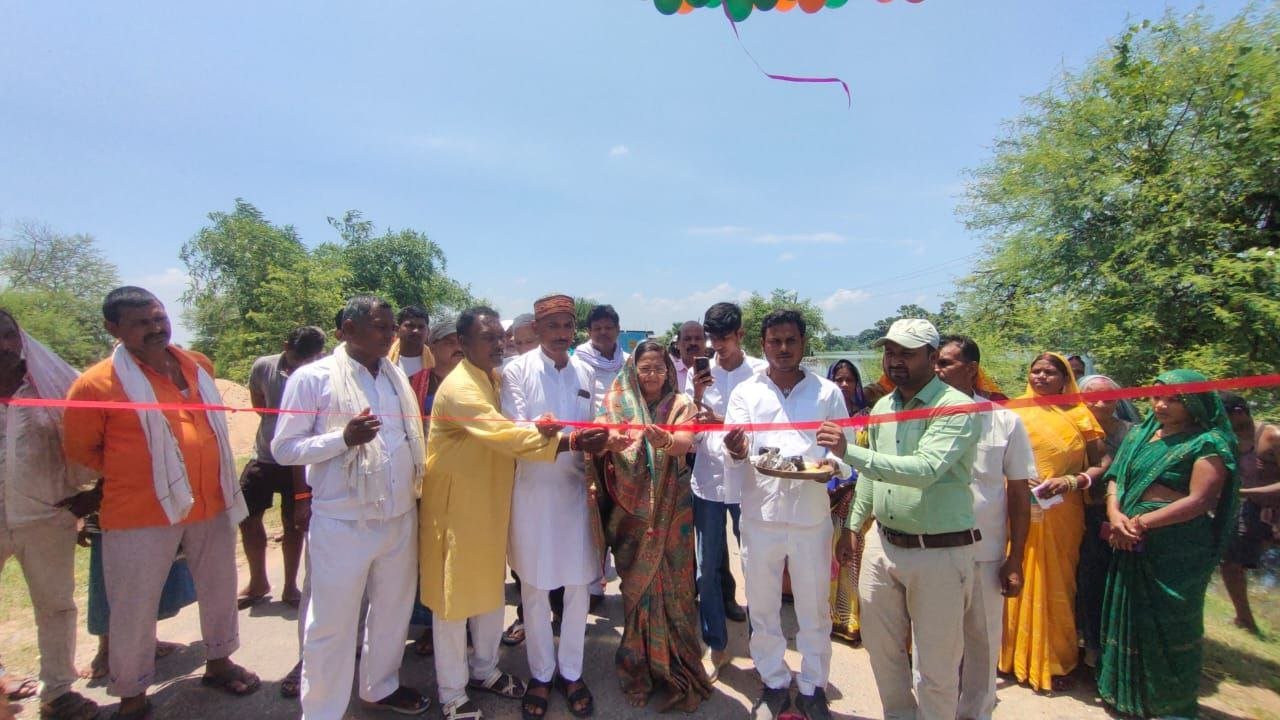 On Independence Day, Nehusa Mukhiya hoisted the tricolor, inaugurated the library and welcome gate
