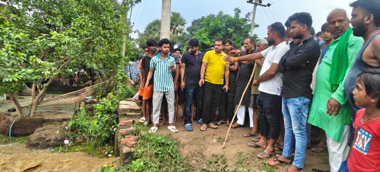 Sudden flood in Lokain river caused devastation, embankment broke; two-storey house collapsed in Kela Bigha, villagers in panic