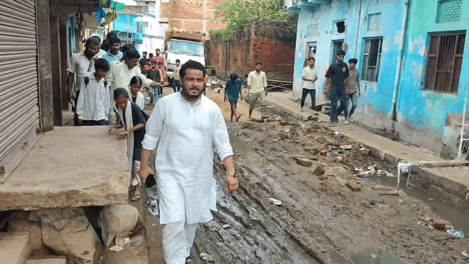 Danish Malik inspects the problem of waterlogging and mud in ward 40, repair work will start soon