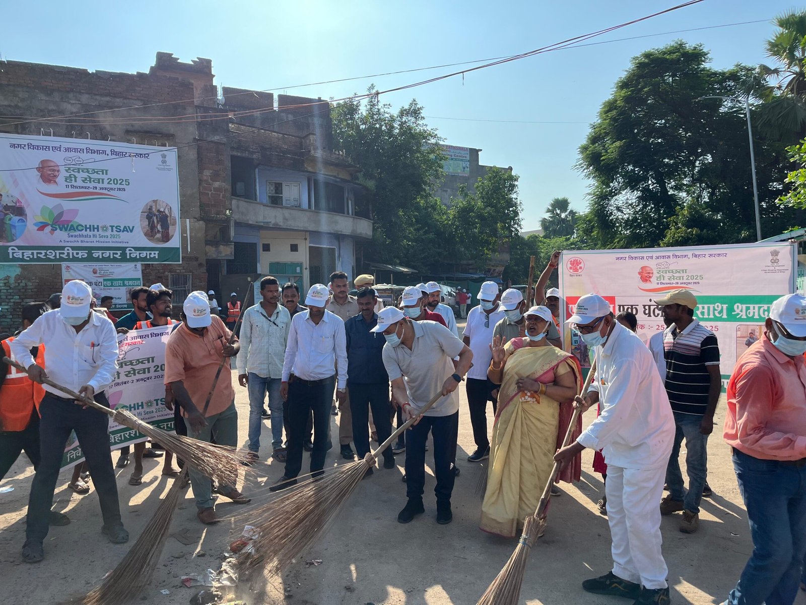 Minister, Mayor and Deputy Mayor engaged in cleanliness drive, planted trees under the slogan 'One Tree in the Name of Mother'