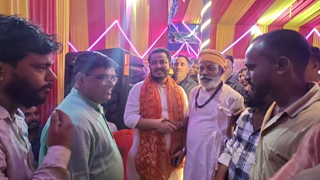 Danish Malik visited Durga Puja pandals, met people and inquired about their problems.