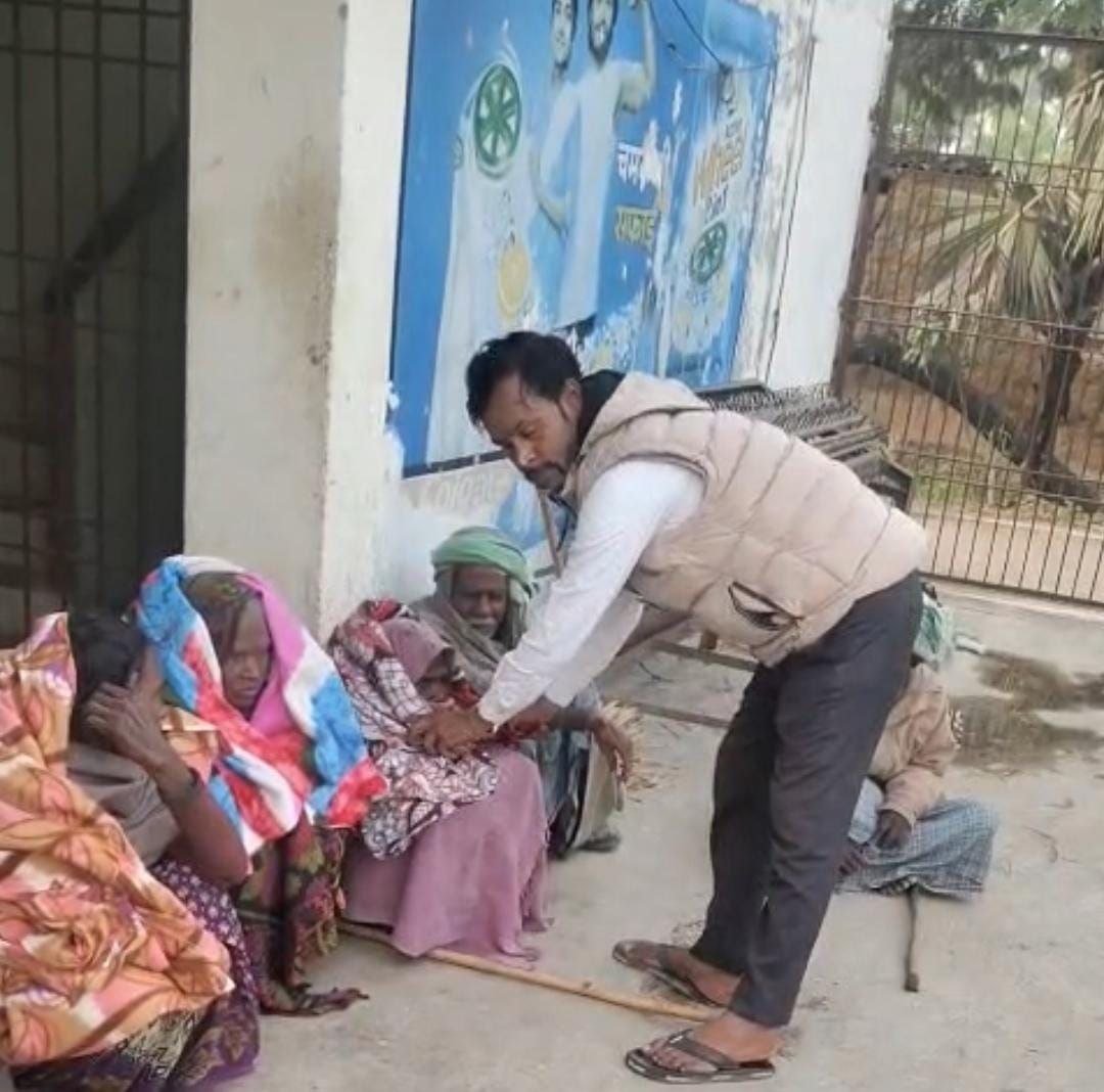 Thanks to the initiative of village head Manjusha Kumari, the poor received much-needed support during the biting cold.