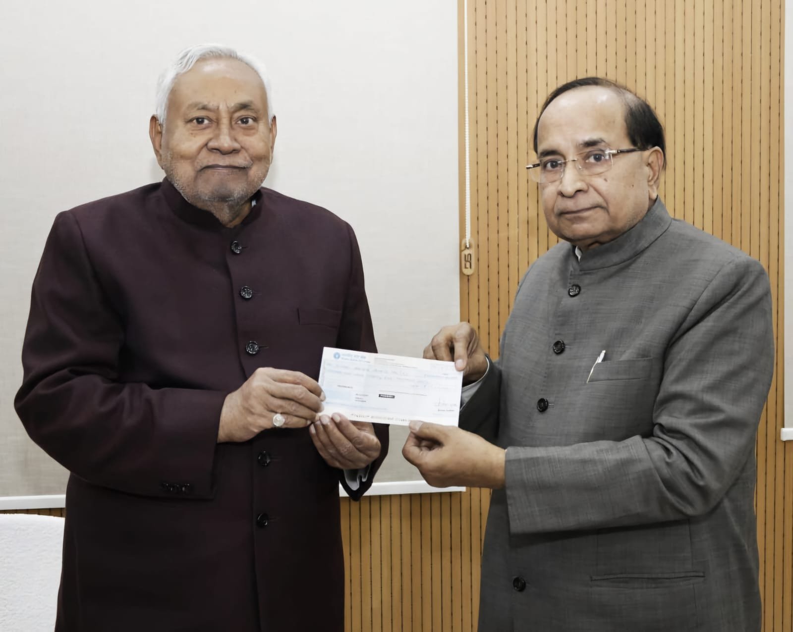 Nitish Kumar gave a message by donating one month's salary to the party fund.