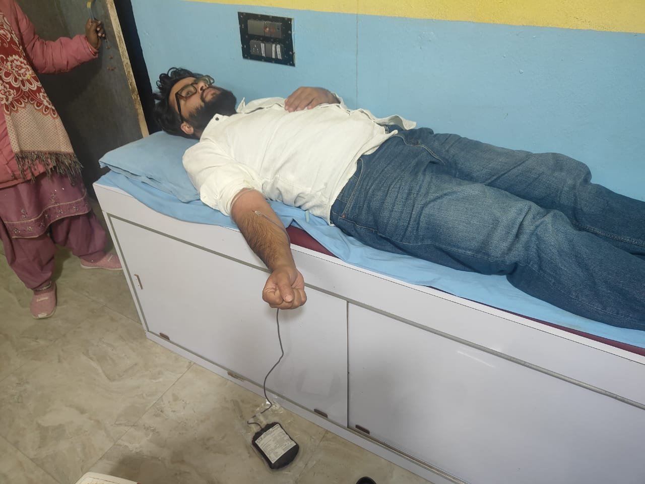 Blood donation erases religious barriers, Muslim youth sets an example of humanity